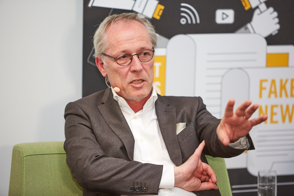 Prof. Jörg Baberowski ordnete das Themenspektrum aus historischer und soziologischer Perspektive ein. Er teilte die Auffassung von Kai Diekmann, dass Publisher es sich nicht mehr leisten können, auf soziale Plattformen zu verzichten. Dennoch betonte er die gleichzeitige Abhängigkeit.  In Bezug auf Fake News vertrat er die These, dass sich Menschen nicht einfach durch Technologien manipulieren lassen. Jörg Baberowski: „Man glaubt nur die Falschnachrichten, die sich in das eigene Lebensbild einfügen lassen.“ Es gebe immer ein Milieu, in dem Nachrichten nicht unbedingt für wahr gehalten, aber für gut befunden werden. Zu den klassischen Medien bilde sich aktuell eine Gegenöffentlichkeit, die traditionelle Medien als Informationsquellen und Multiplikatoren nicht länger benötige. Als ein prominentes Beispiel nannte er das Kommunikationsverhalten von US-Präsidenten Donald Trump.